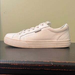 Taos Footwear Cream Leather Sneakers